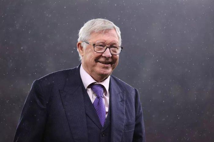 Sir Alex Ferguson trên khán đài Old Trafford sau khi nghỉ hưu theo dõi Manchester United thi đấu