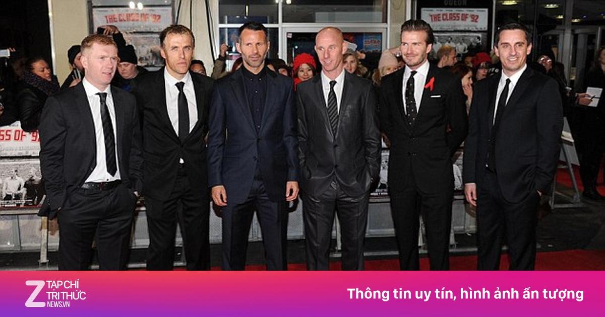Sir Alex Ferguson chụp ảnh cùng thế hệ vàng 92 của Manchester United gồm Beckham Giggs Scholes Neville