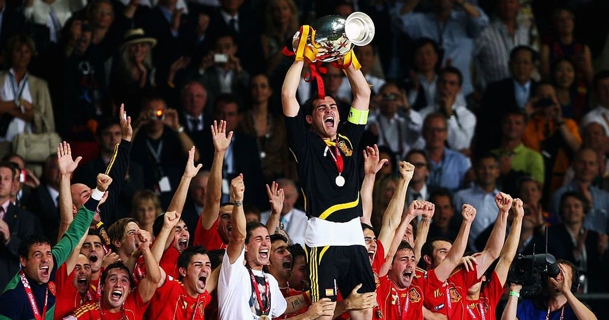 Các tiền vệ Tây Ban Nha như Xavi và Iniesta phối hợp kiểm soát bóng trong trận bán kết Euro 2008 thắng Nga.