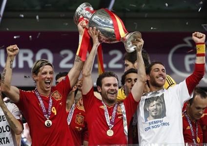 Hình ảnh Cesc Fàbregas ăn mừng bàn thắng gỡ hòa quan trọng cho Tây Ban Nha trong trận đấu mở màn ấn tượng gặp Ý tại Euro 2012.