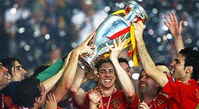 Các cầu thủ Tây Ban Nha ăn mừng bàn thắng trong trận ra quân thắng Nga 4-1 tại Euro 2008 đầy thuyết phục.