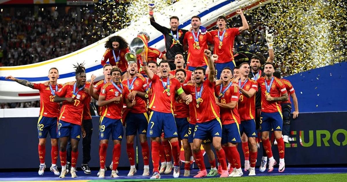 Đội trưởng Iker Casillas cùng đồng đội nâng cao chiếc cúp vô địch Euro 2012 trong khoảnh khắc đăng quang lịch sử sau chiến thắng ấn tượng trước Ý.