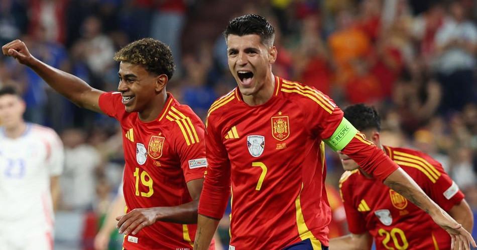 Tiền vệ Jorginho của Arsenal, một trong những cầu thủ Italia nổi bật, đang kiểm soát bóng và điều tiết lối chơi ở tuyến giữa sân.