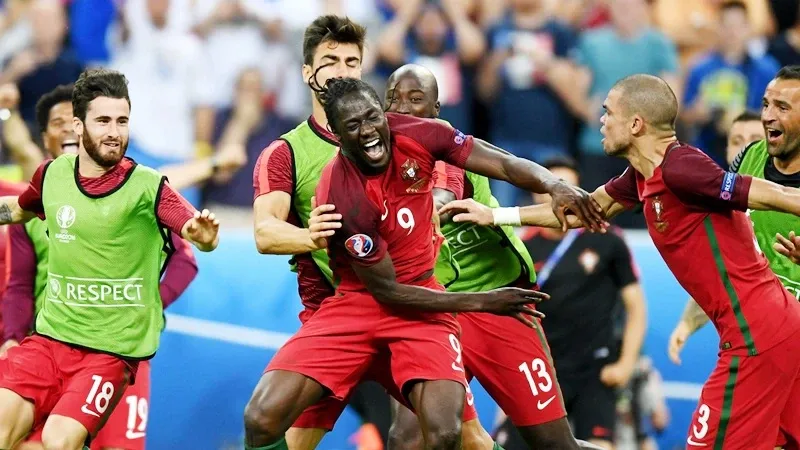 Khoảnh khắc Fernando Torres ghi bàn thắng vàng vào lưới Đức trong trận chung kết Euro 2008 mang về chức vô địch cho Tây Ban Nha.