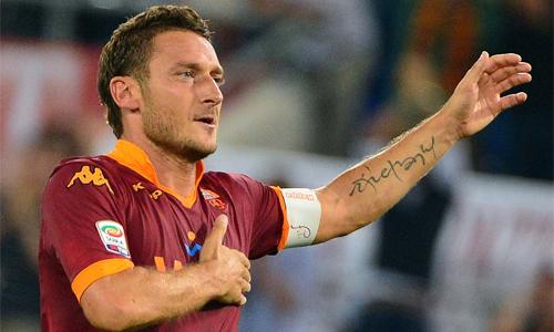 Francesco Totti với cú sút 'cucchiaio' biểu tượng, thể hiện đẳng cấp và ảnh hưởng trong sự nghiệp tại Roma