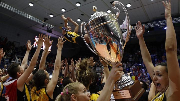 Pha tranh bóng quyết liệt trong một trận đấu thuộc giải Serie A Femminile, minh chứng sự phát triển bóng đá nữ Italia