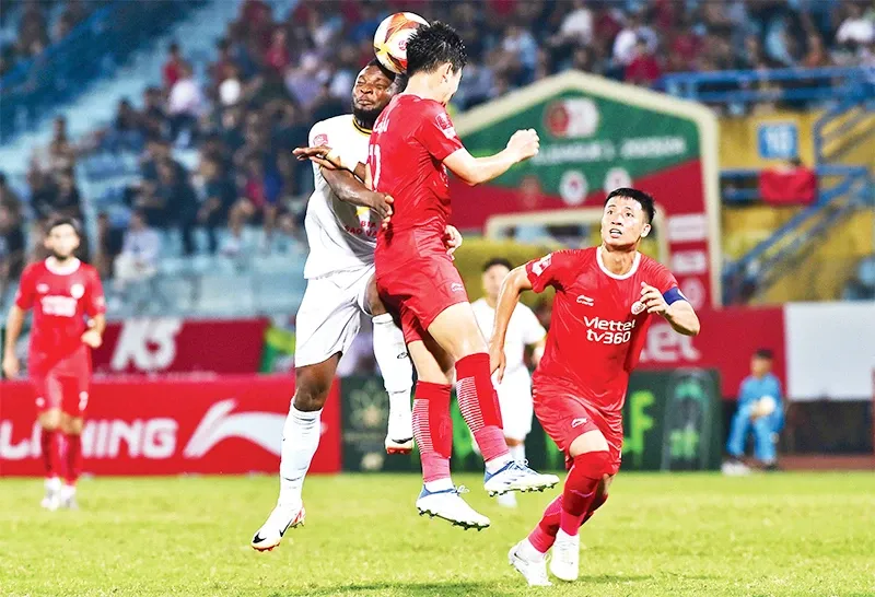 Hình ảnh cầu thủ va chạm quyết liệt trong một trận derby Ligue 1 nhiều thẻ đỏ và căng thẳng