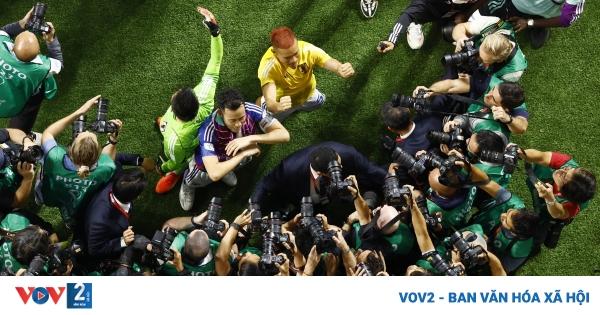 Trọng tài chính của Premier League đang tham khảo màn hình VAR bên đường biên để đưa ra quyết định cuối cùng trong một tình huống gây tranh cãi
