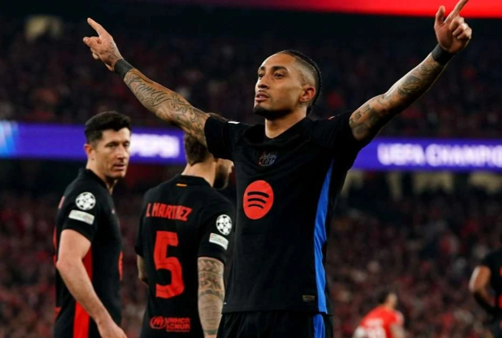 Trọng tài rút thẻ đỏ truất quyền thi đấu cầu thủ trong một trận derby căng thẳng của Ligue 1