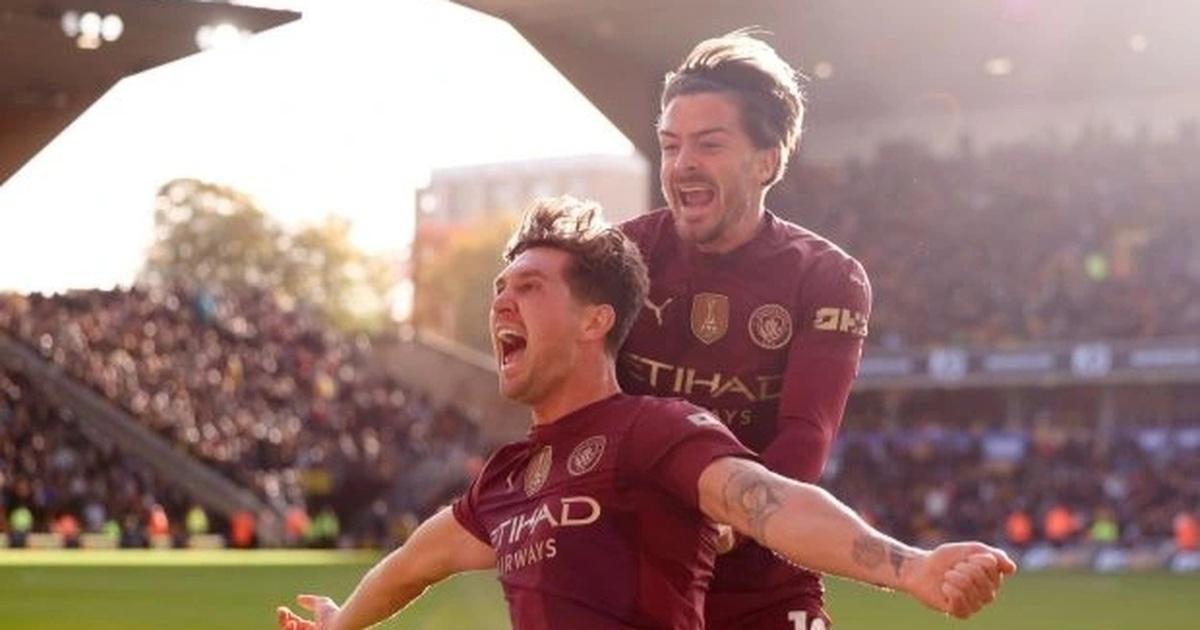 Trọng tài Premier League đang xem lại tình huống qua màn hình VAR bên đường biên