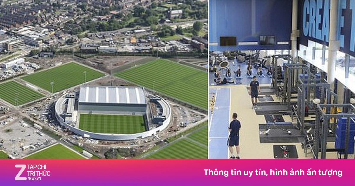 Hình ảnh toàn cảnh trung tâm huấn luyện Etihad Campus hiện đại của Manchester City với nhiều sân tập và tòa nhà chức năng