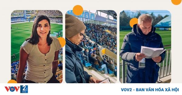 Tuyển trạch viên đang chăm chú theo dõi một trận đấu, biểu thị chiến lược chuyển nhượng thông minh của các đội bóng Tây Ban Nha tầm trung.