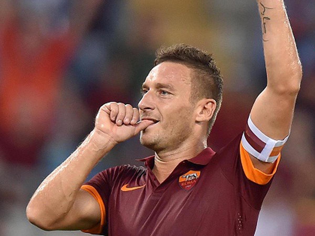 Vincenzo Montella ăn mừng bàn thắng kinh điển trong màu áo AS Roma tại Serie A với kiểu dang tay máy bay