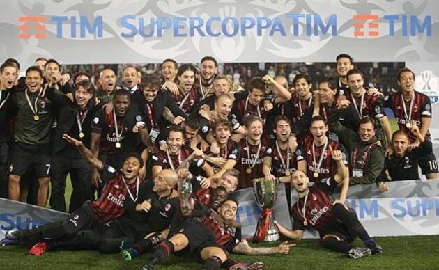 Huấn luyện viên Vincenzo Montella chỉ đạo chiến thuật cho AC Milan bên đường biên sân San Siro đầy quyết tâm