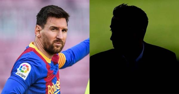 Tiền vệ Xavi Hernández, huyền thoại của Barcelona và La Liga, đang kiểm soát và chuyền bóng đẳng cấp trên sân Camp Nou.