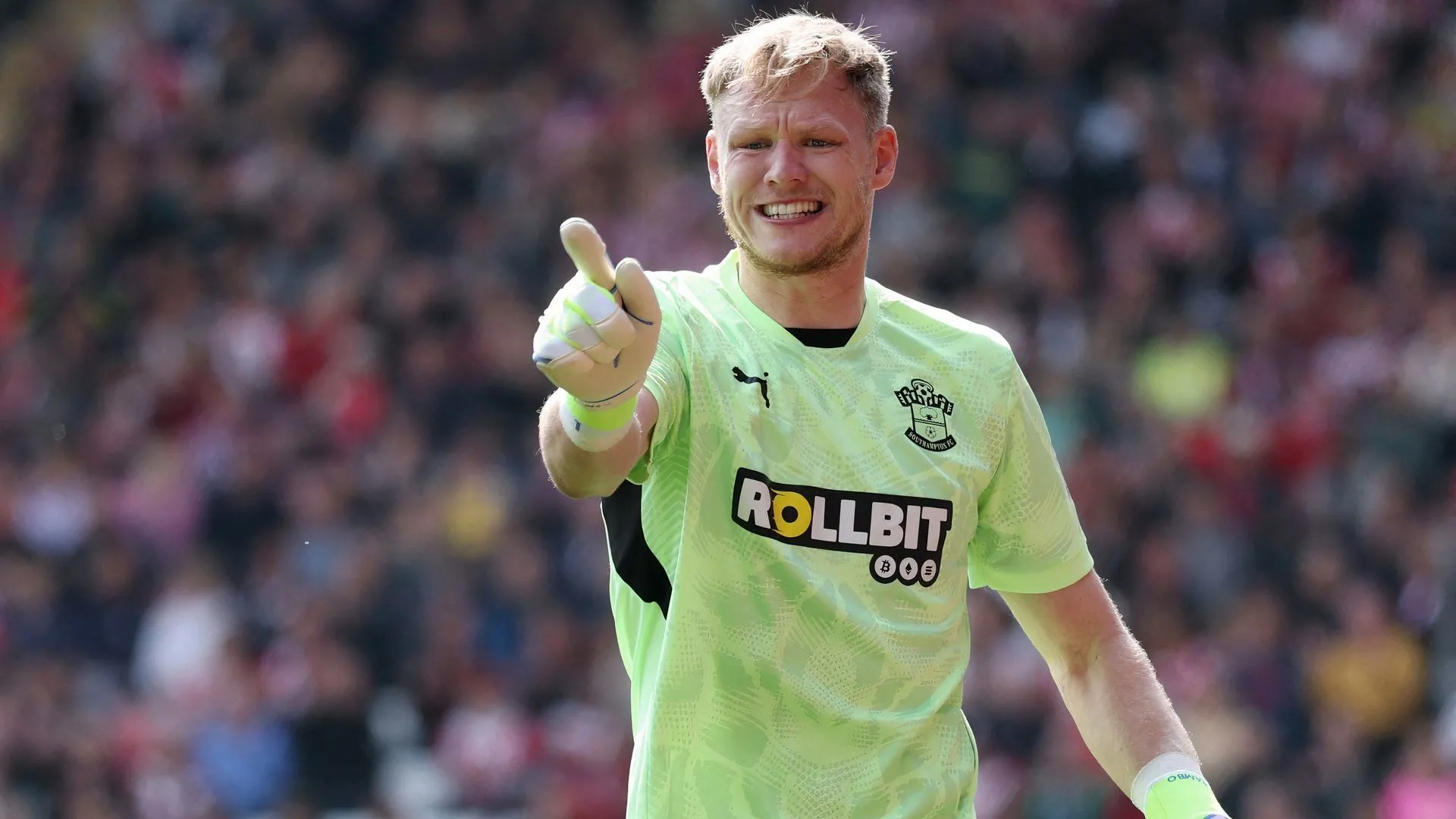 Aaron Ramsdale thủ môn Southampton trong một trận đấu ở Ngoại hạng Anh