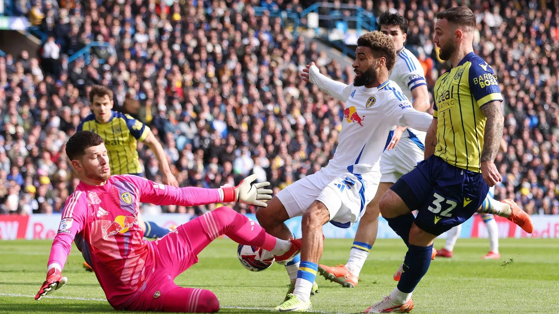 Adam Armstrong thi đấu cho West Brom đối đầu Leeds United tại The Hawthorns