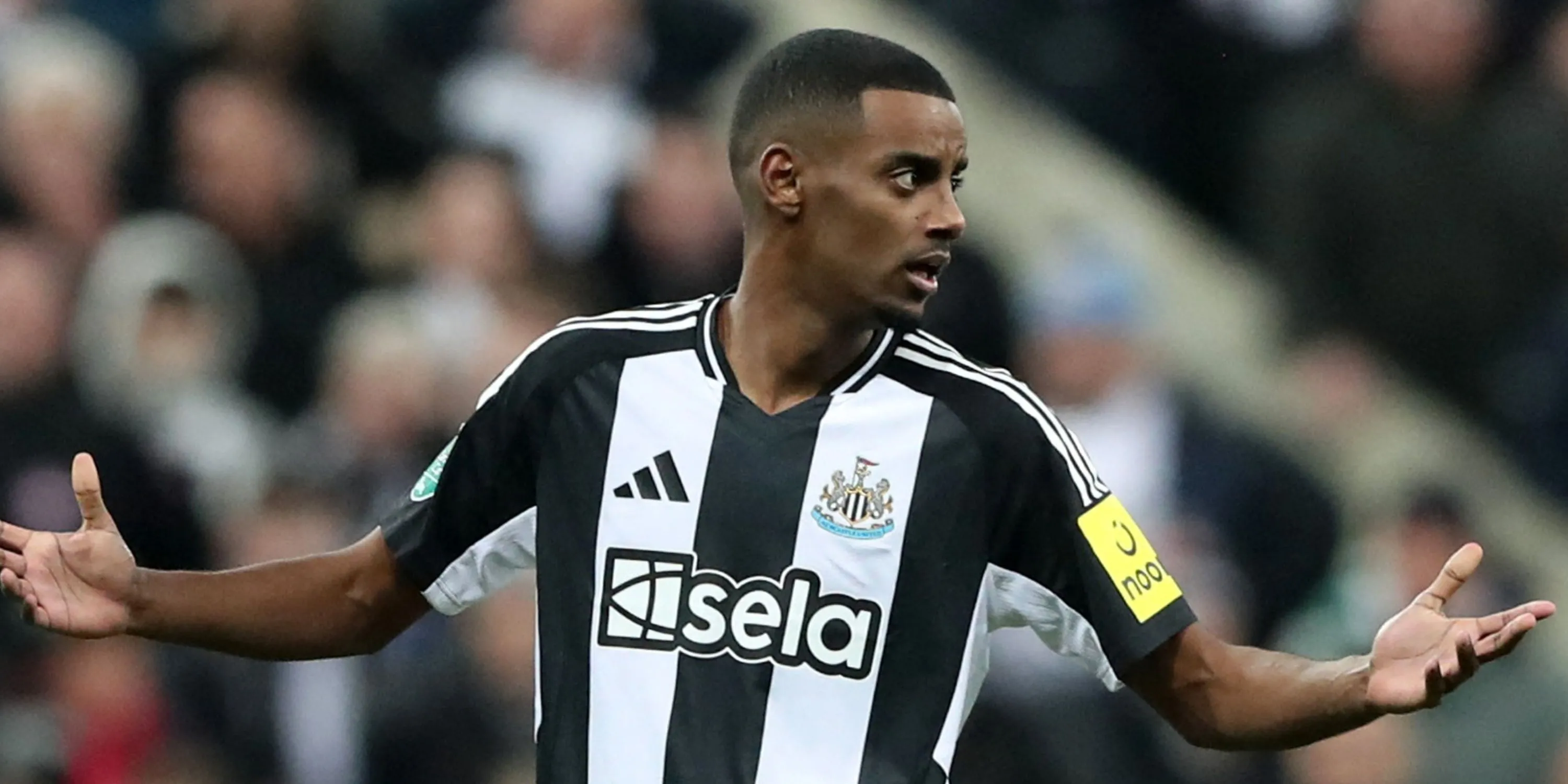 Alexander Isak của Newcastle đối đầu với hậu vệ đối phương