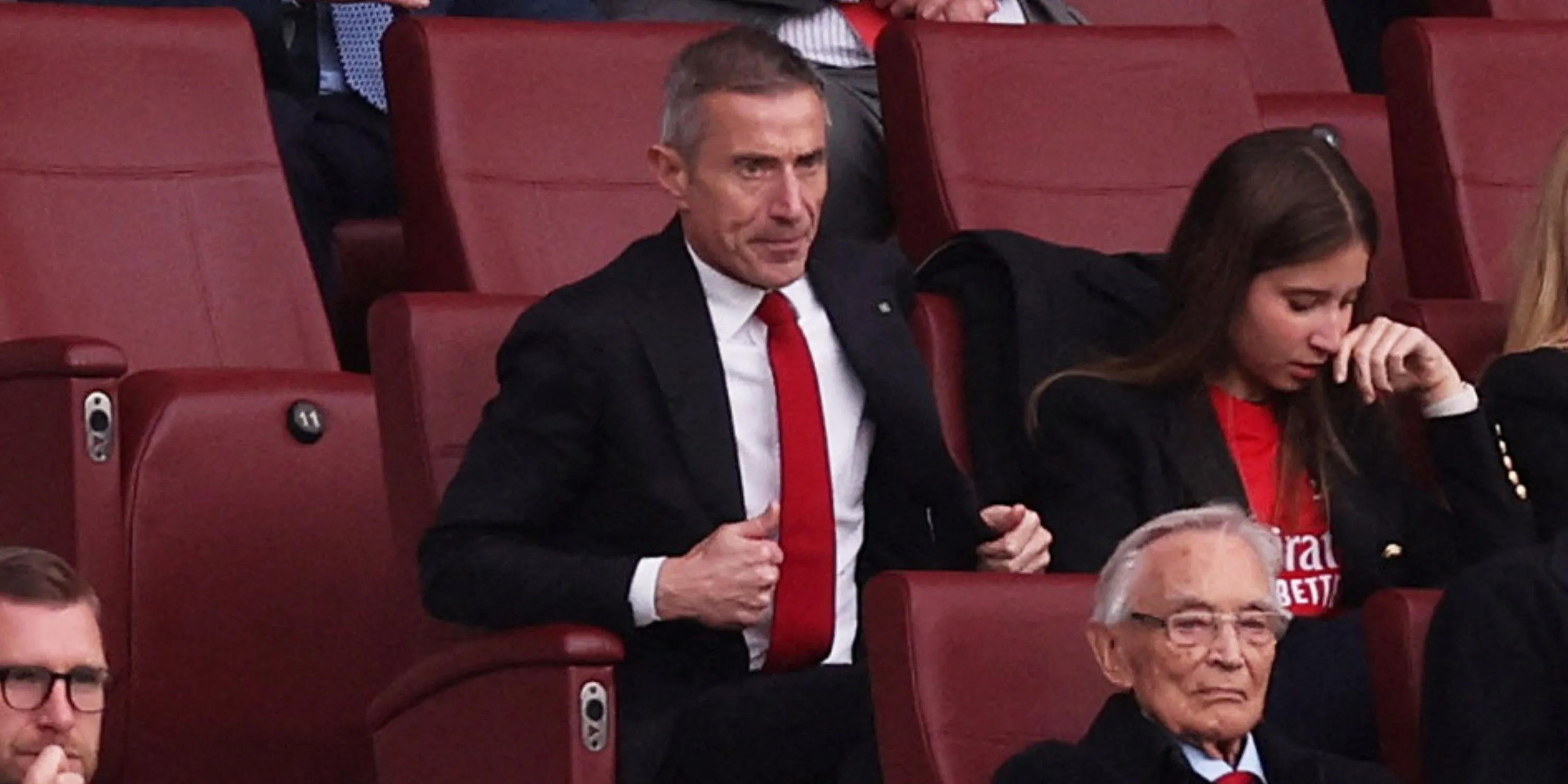 Andrea Berta, giám đốc thể thao mới của Arsenal, trong một cuộc họp, thể hiện sự tập trung vào kế hoạch chuyển nhượng của đội bóng tại Premier League.