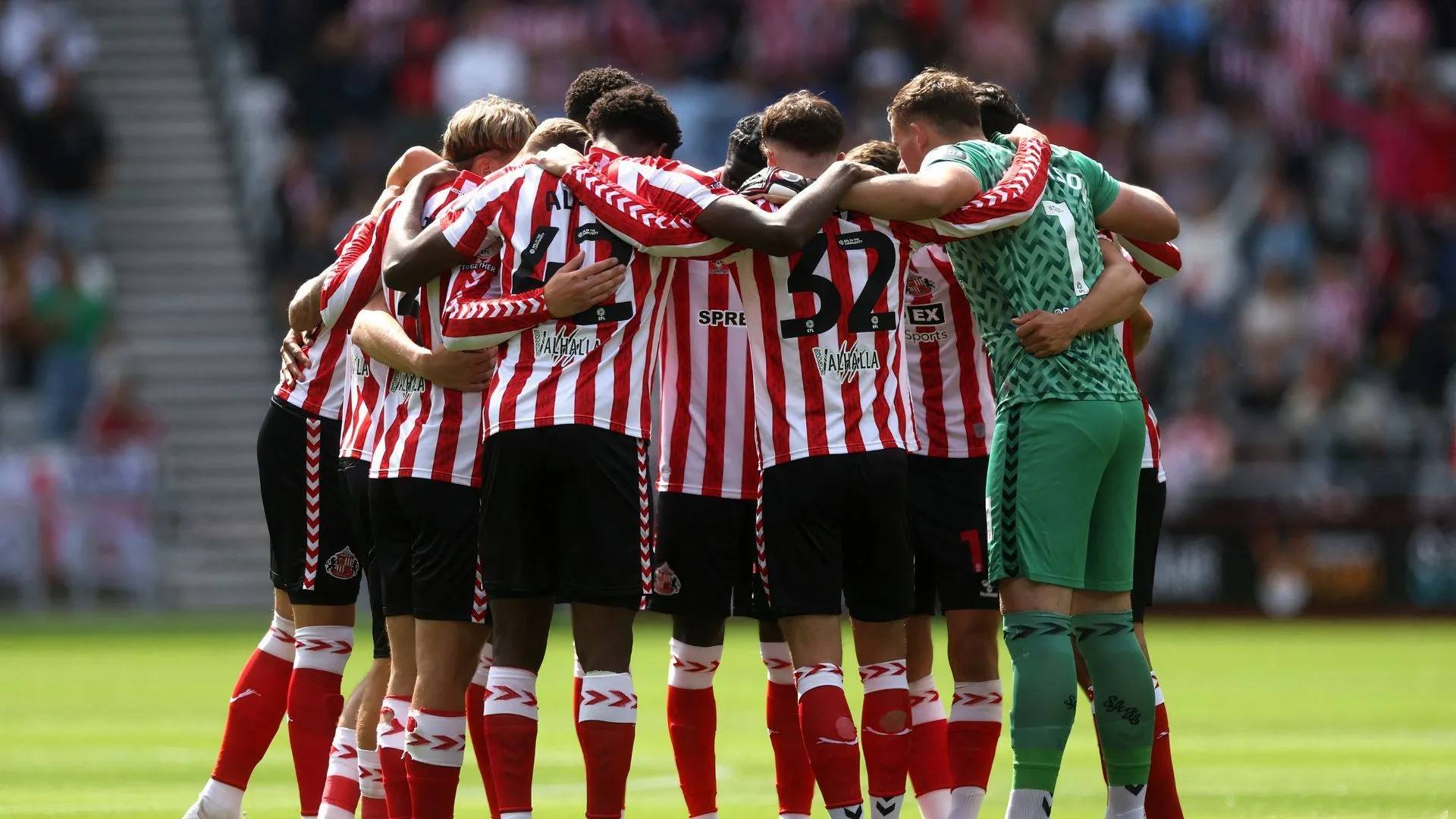 Các cầu thủ Sunderland đang họp đội trước một trận đấu quan trọng tại Championship