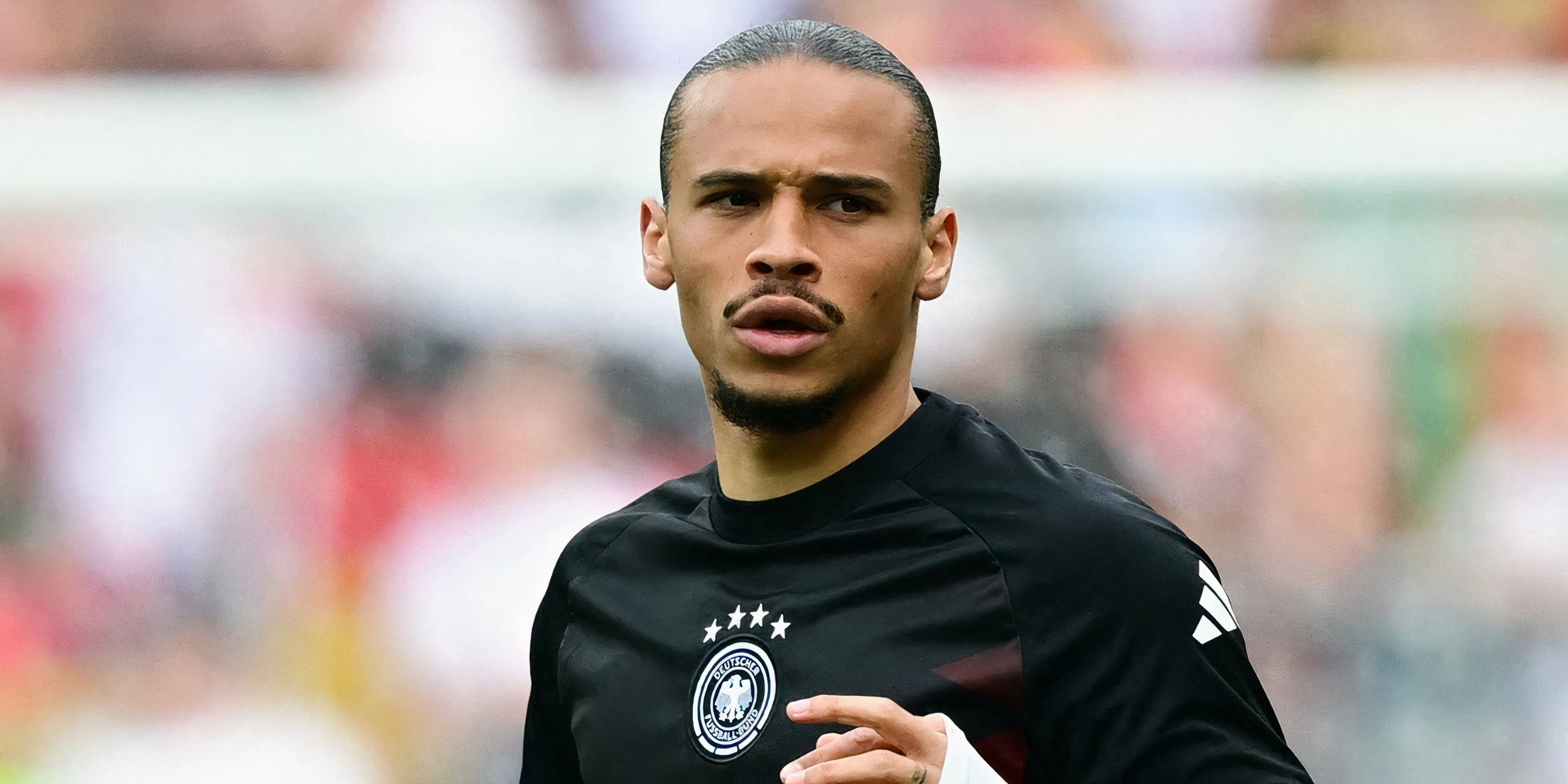 Cầu thủ chạy cánh người Đức Leroy Sane khởi động trước trận đấu của Bayern Munich