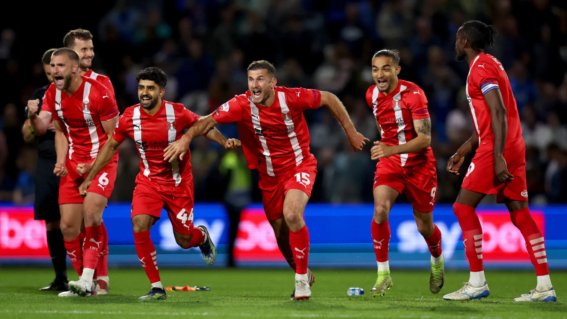 Cầu thủ Leyton Orient ăn mừng chiến thắng penalty trước Stockport