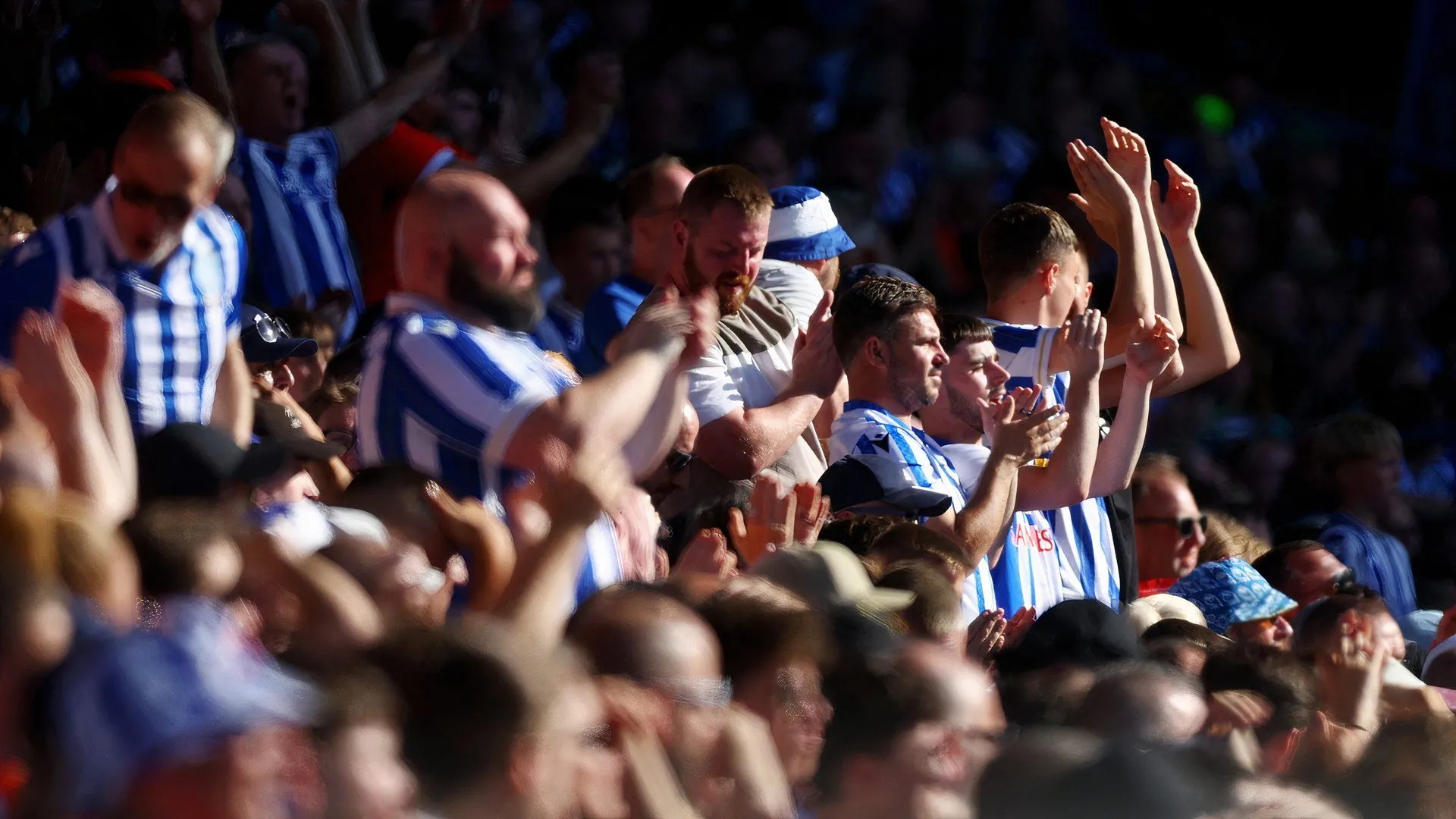 Cổ động viên Sheffield Wednesday cuồng nhiệt trên khán đài sân Hillsborough, mong chờ tin tức về tương lai Windass.