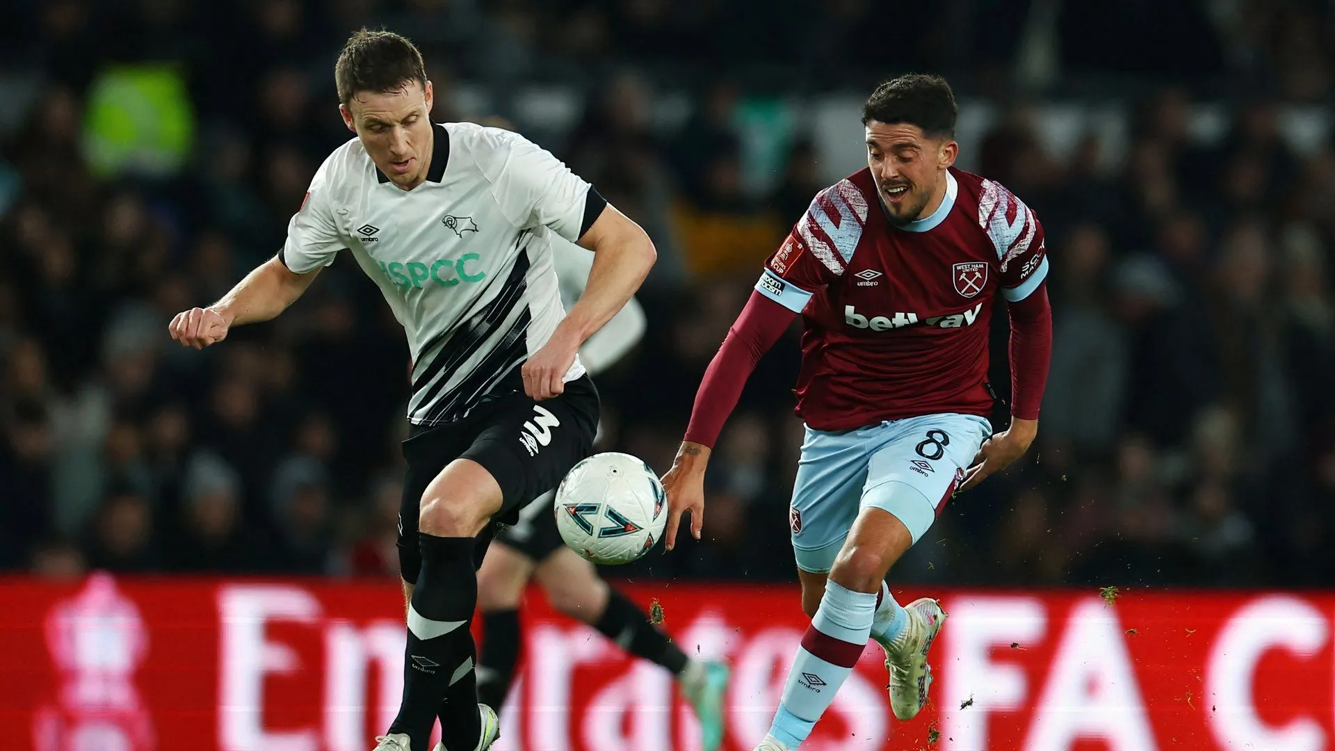 Craig Forsyth của Derby County trong trận đấu với West Ham
