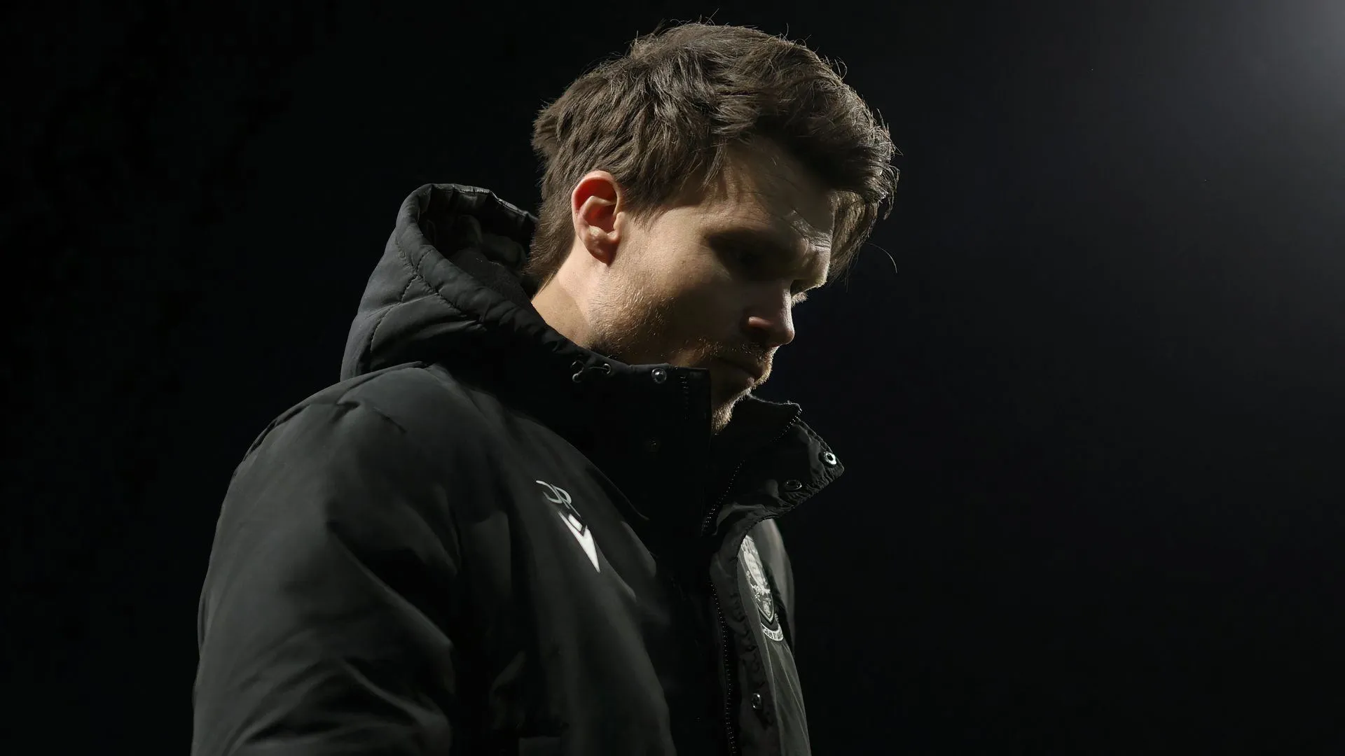 Danny Rohl trông có vẻ chán nản khi dẫn dắt Sheffield Wednesday