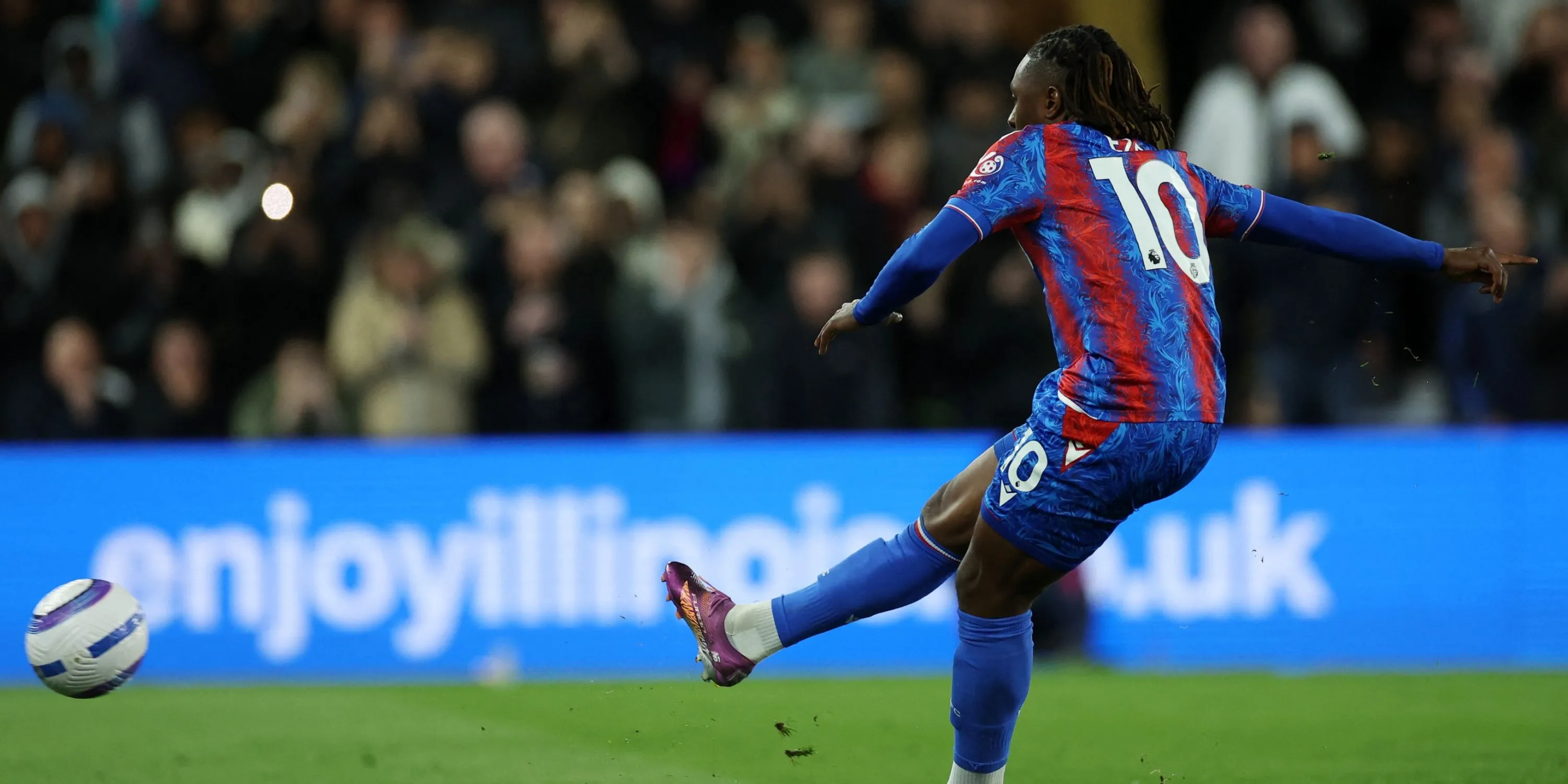 Eberechi Eze thực hiện quả penalty theo phong cách độc đáo cho Crystal Palace