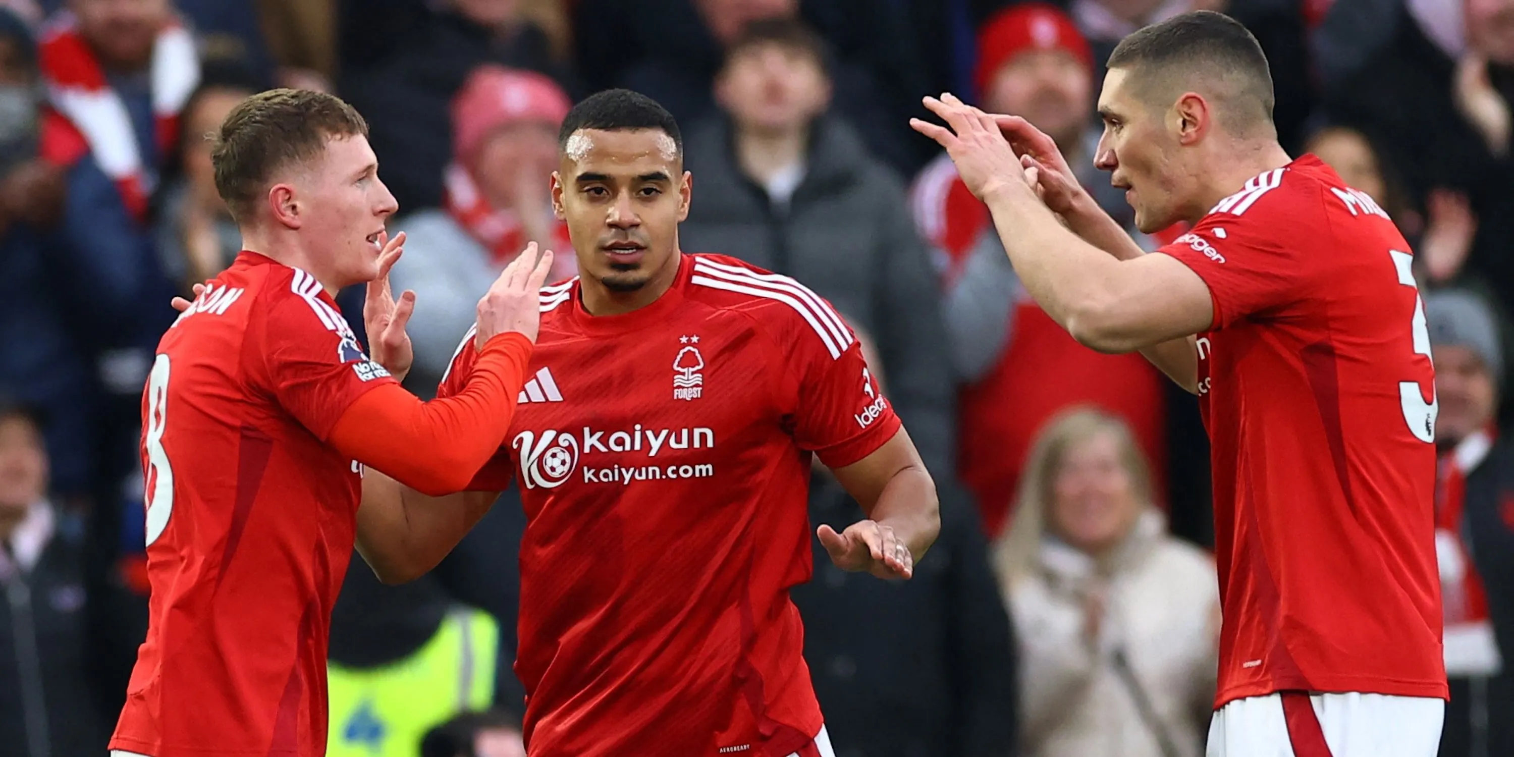 Elliot Anderson của Nottingham Forest ăn mừng bàn thắng cùng Nikola Milenkovic và Murillo