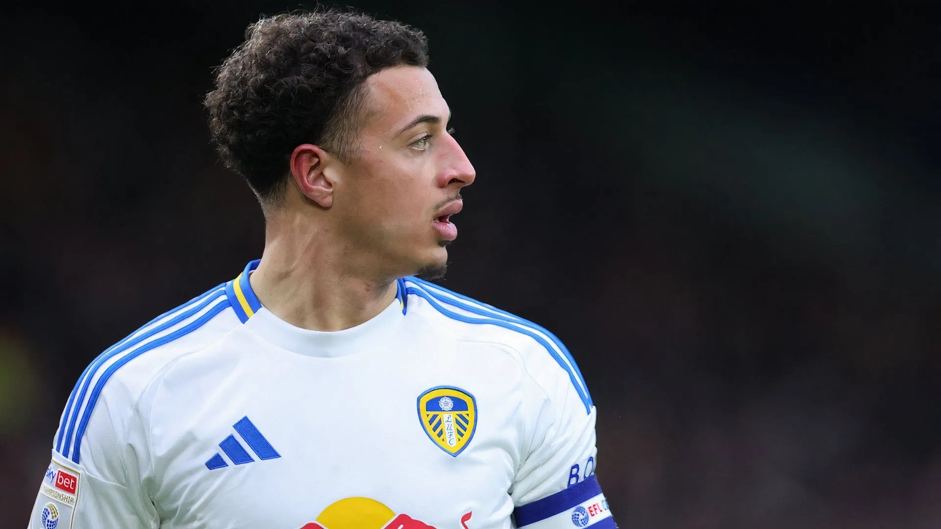 Ethan Ampadu đeo băng đội trưởng Leeds United trong trận đấu với Sheffield Wednesday