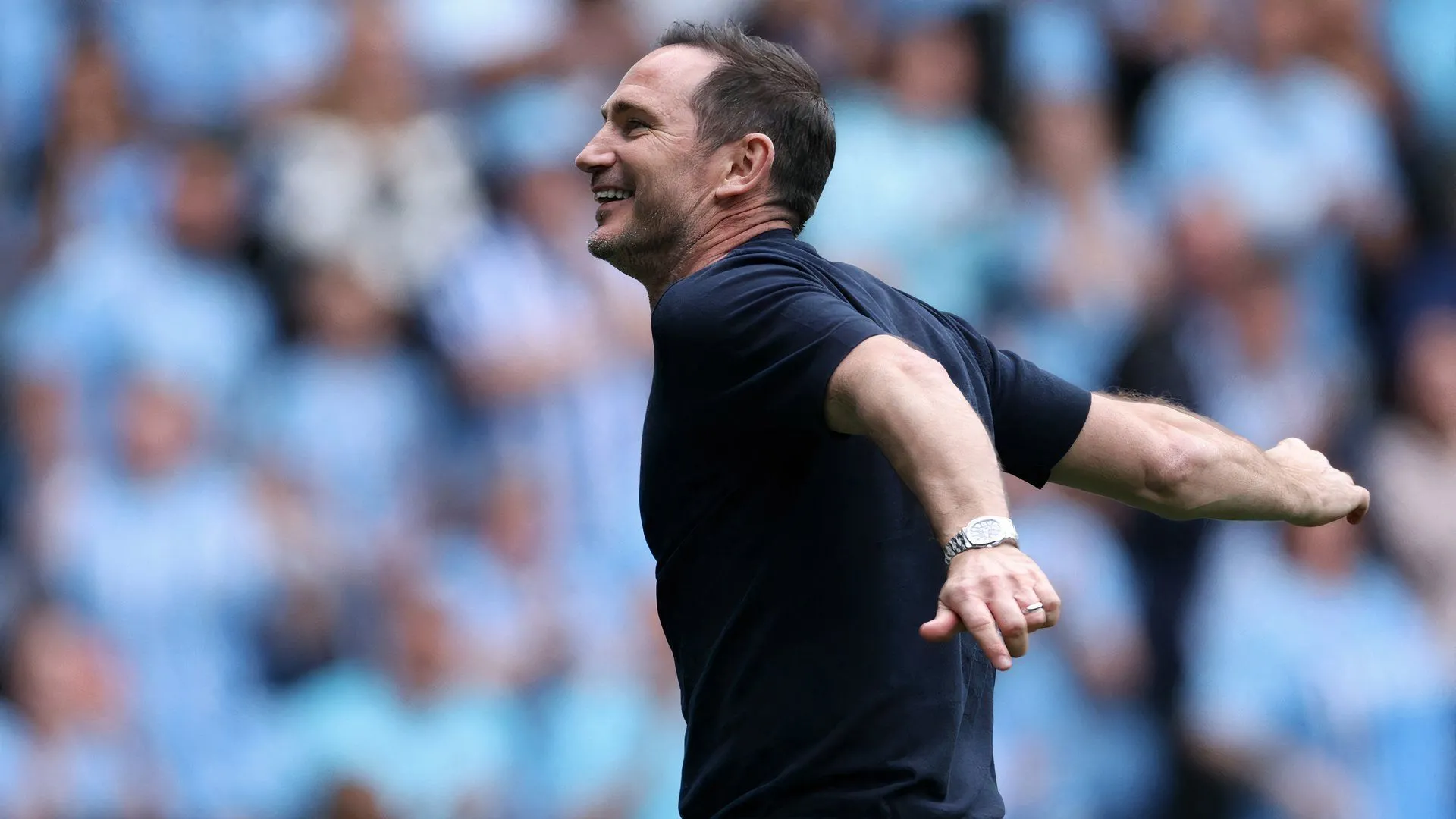 Frank Lampard chỉ đạo các cầu thủ Coventry City trên sân