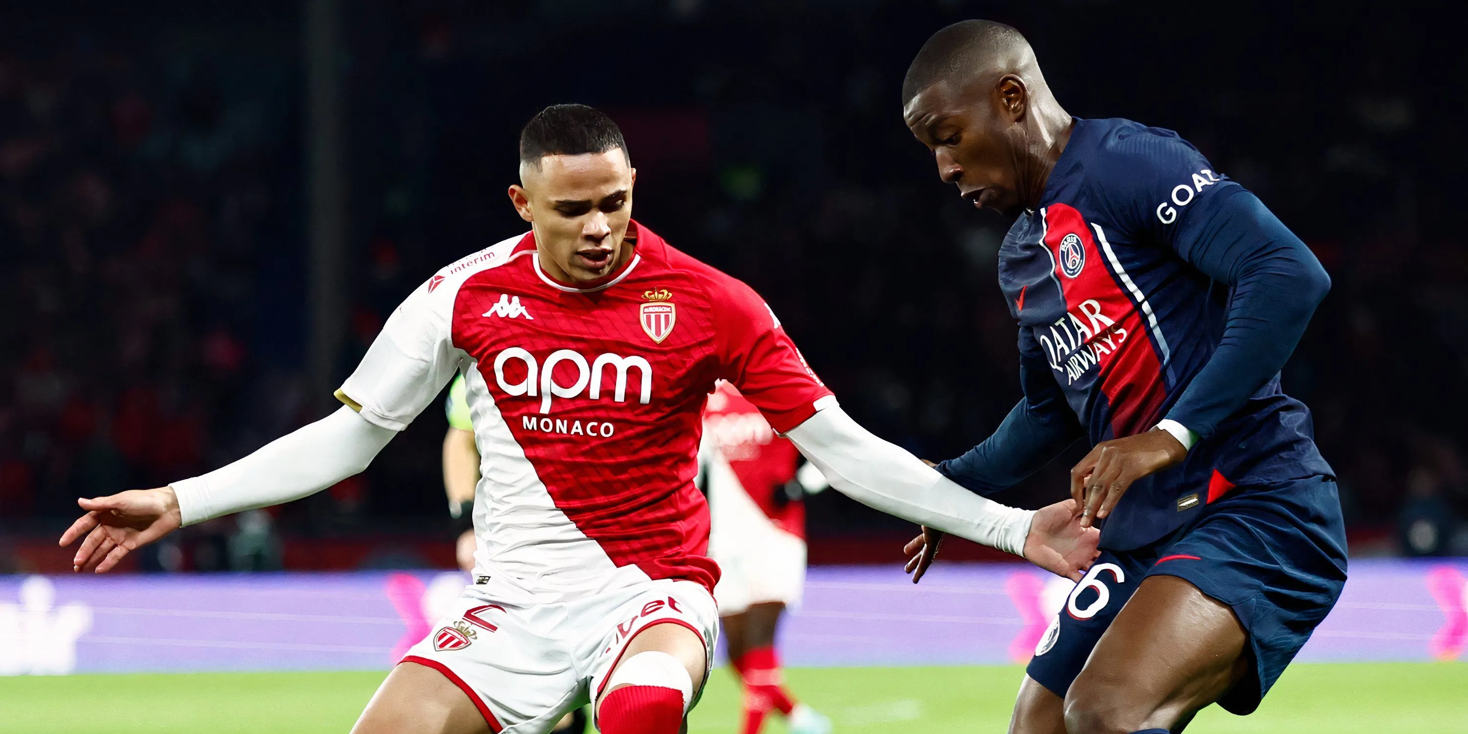 Hậu vệ phải Vanderson của Monaco tranh chấp bóng với cầu thủ Paris Saint-Germain