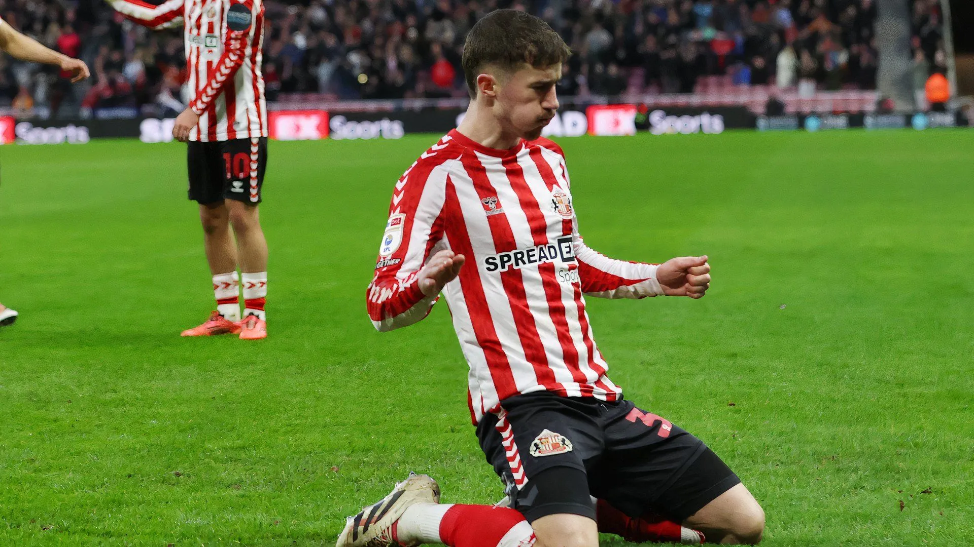 Hậu vệ Trai Hume của Sunderland trong một pha bóng tại giải Championship