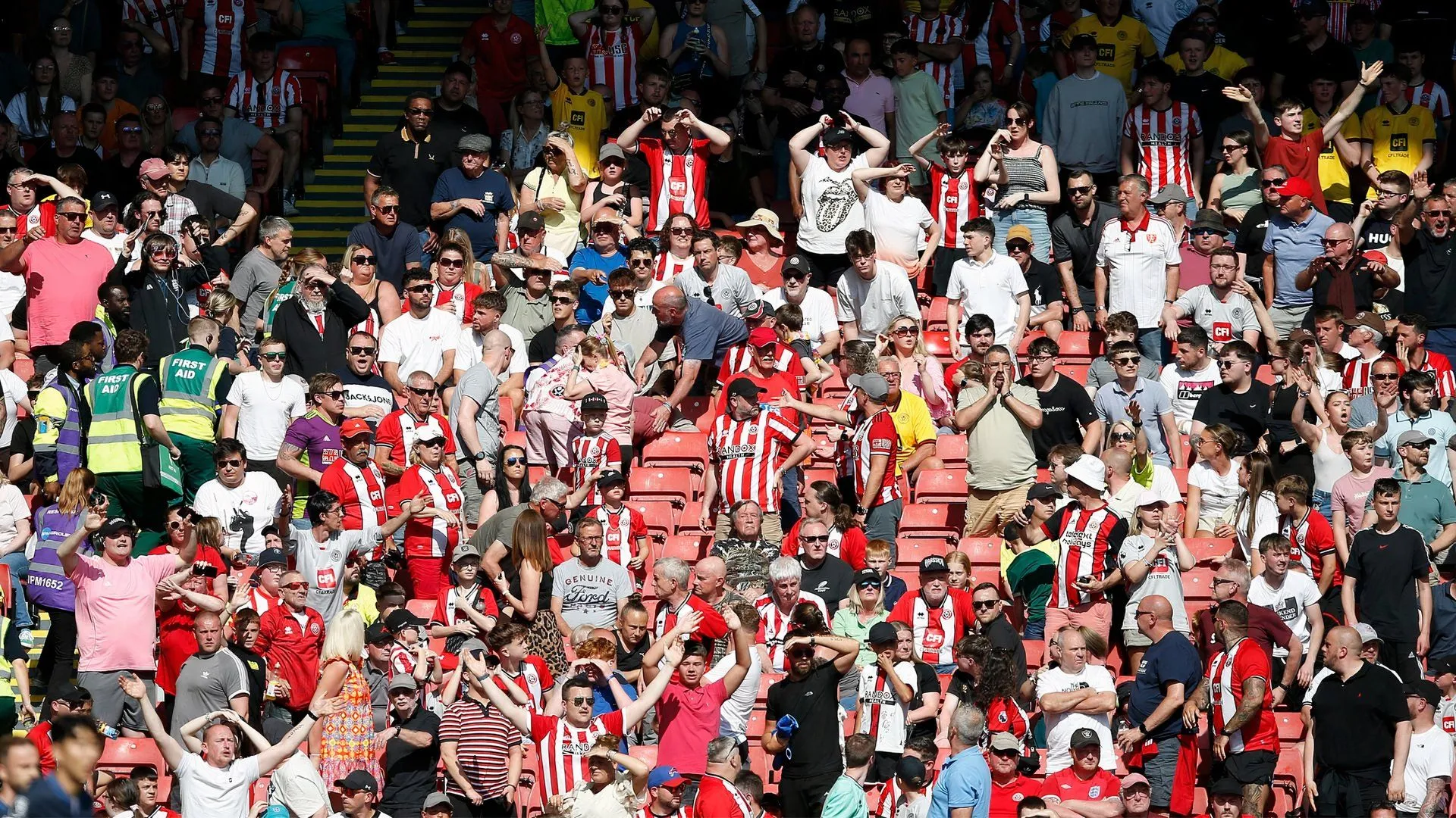 Hình ảnh cổ động viên Sheffield United tại trận đấu bán kết FA Cup gặp Manchester City