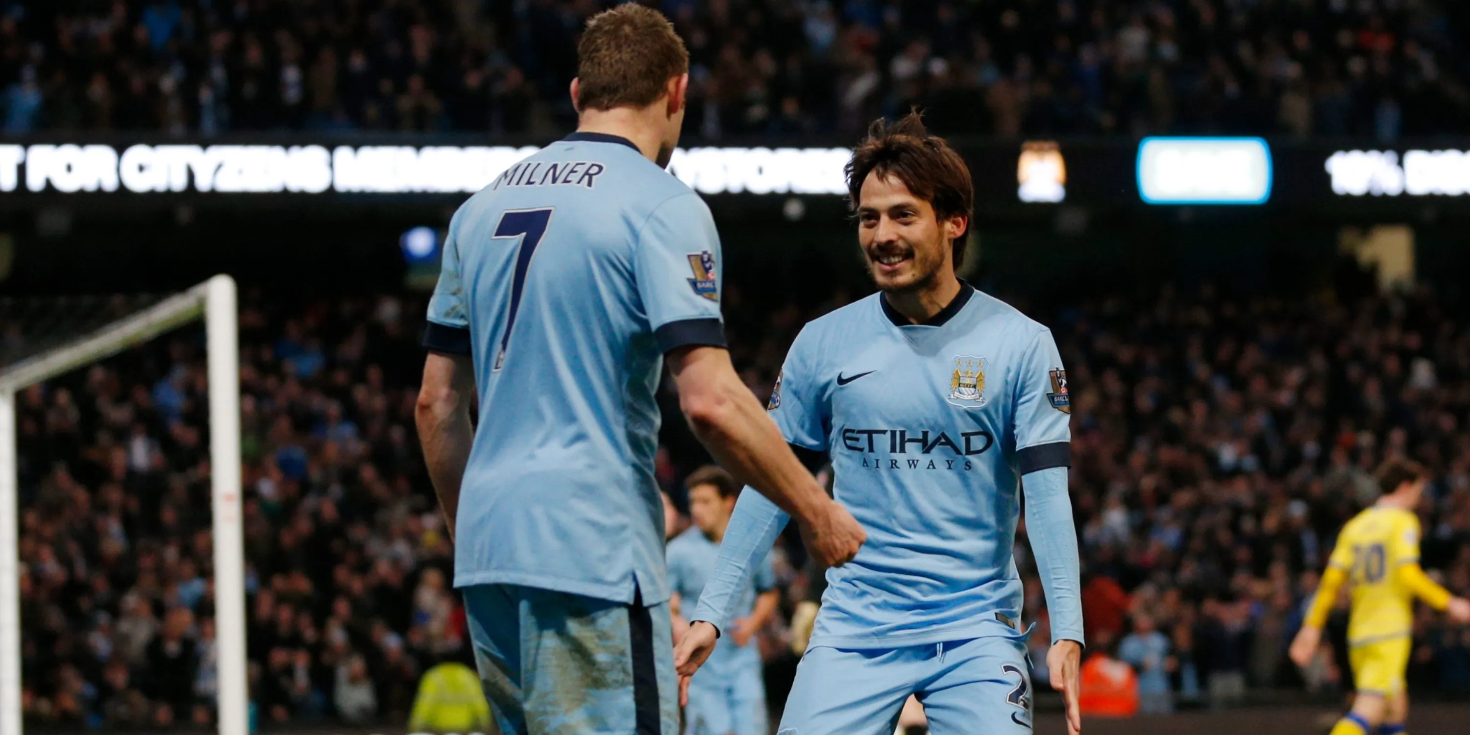 Hình ảnh David Silva và James Milner thời còn thi đấu cho Man City