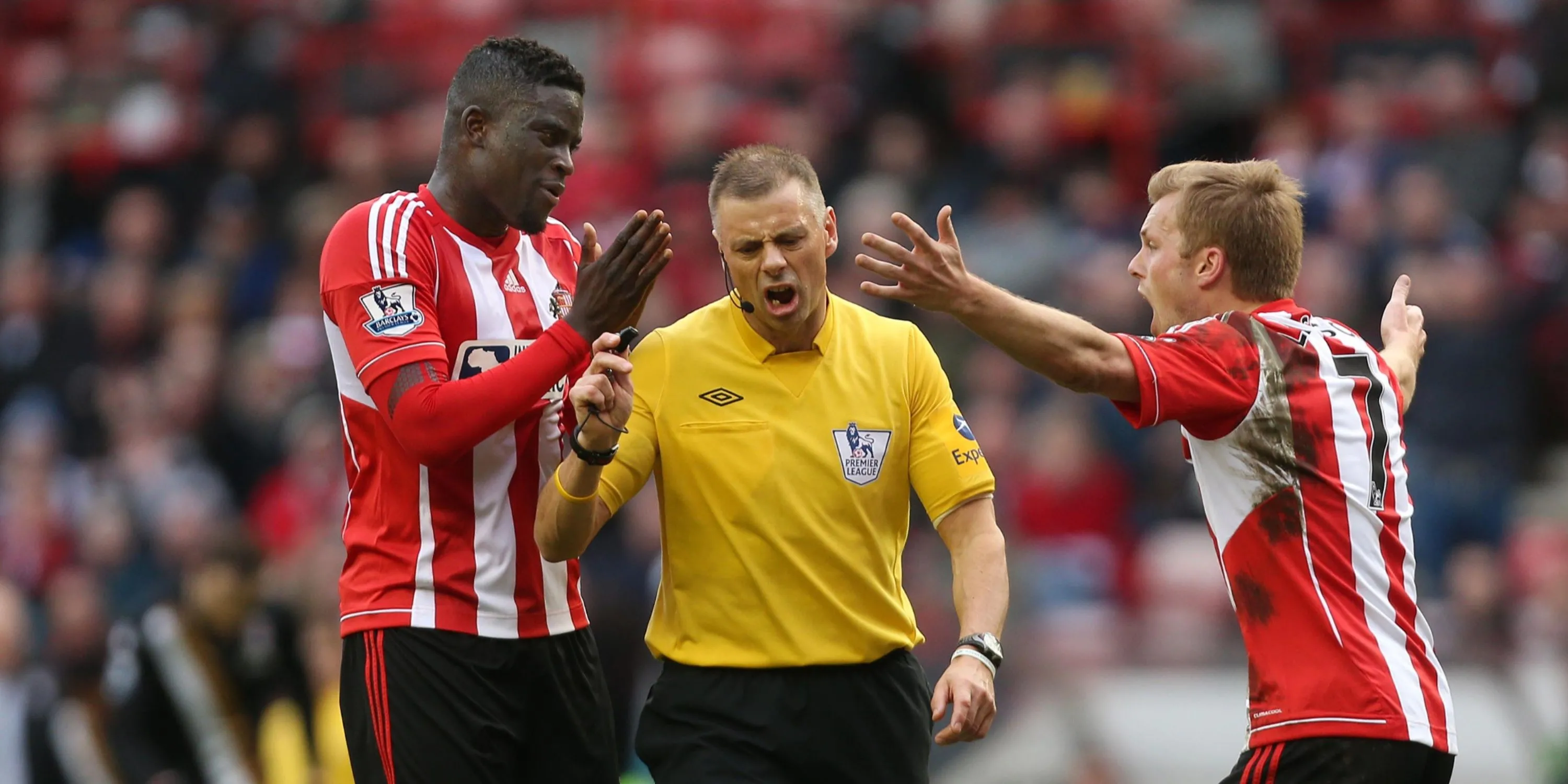 Hình ảnh trọng tài Mark Halsey trên sân