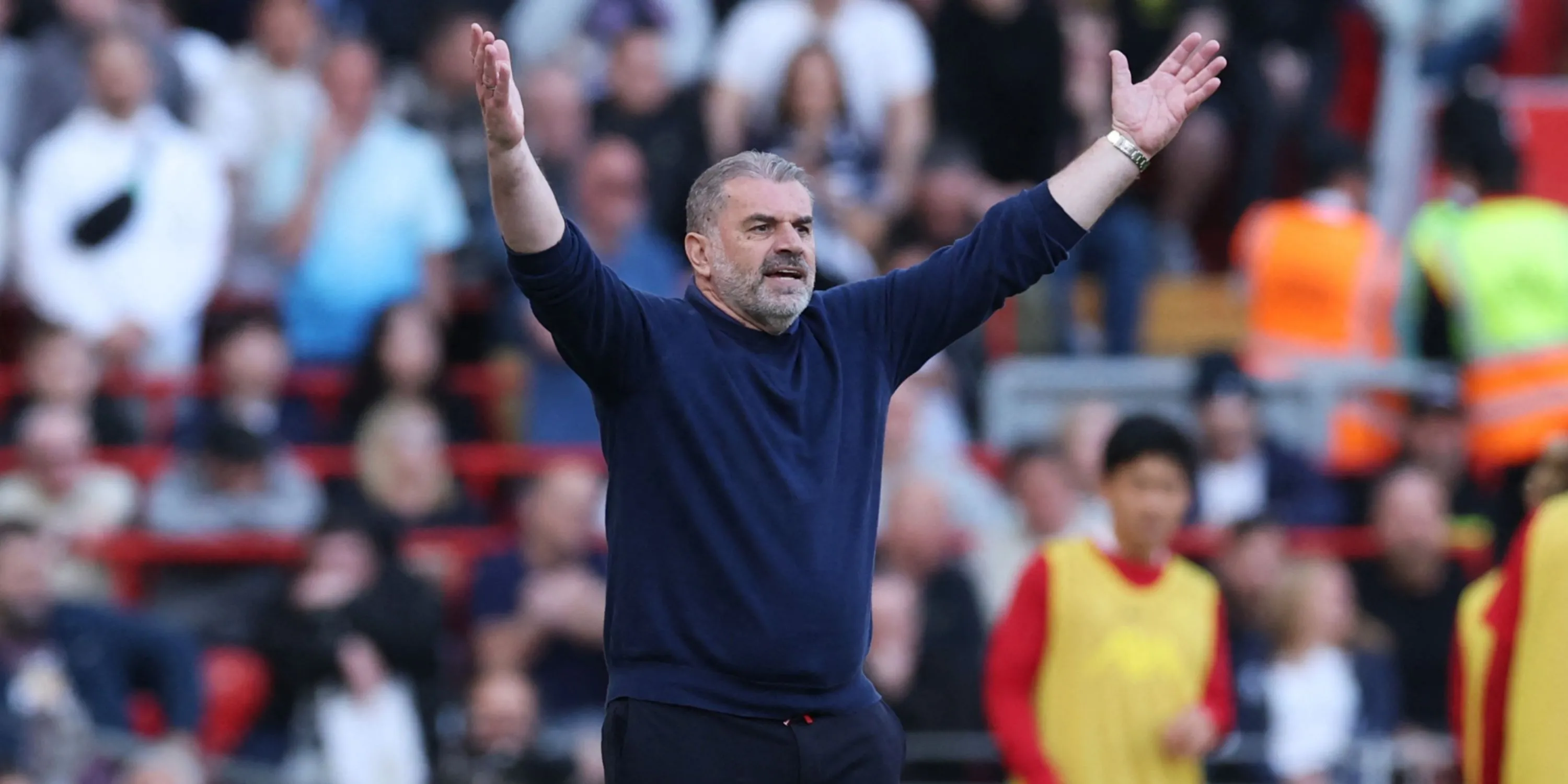 HLV Ange Postecoglou của Tottenham đang chỉ đạo bên đường biên trong một trận đấu Premier League