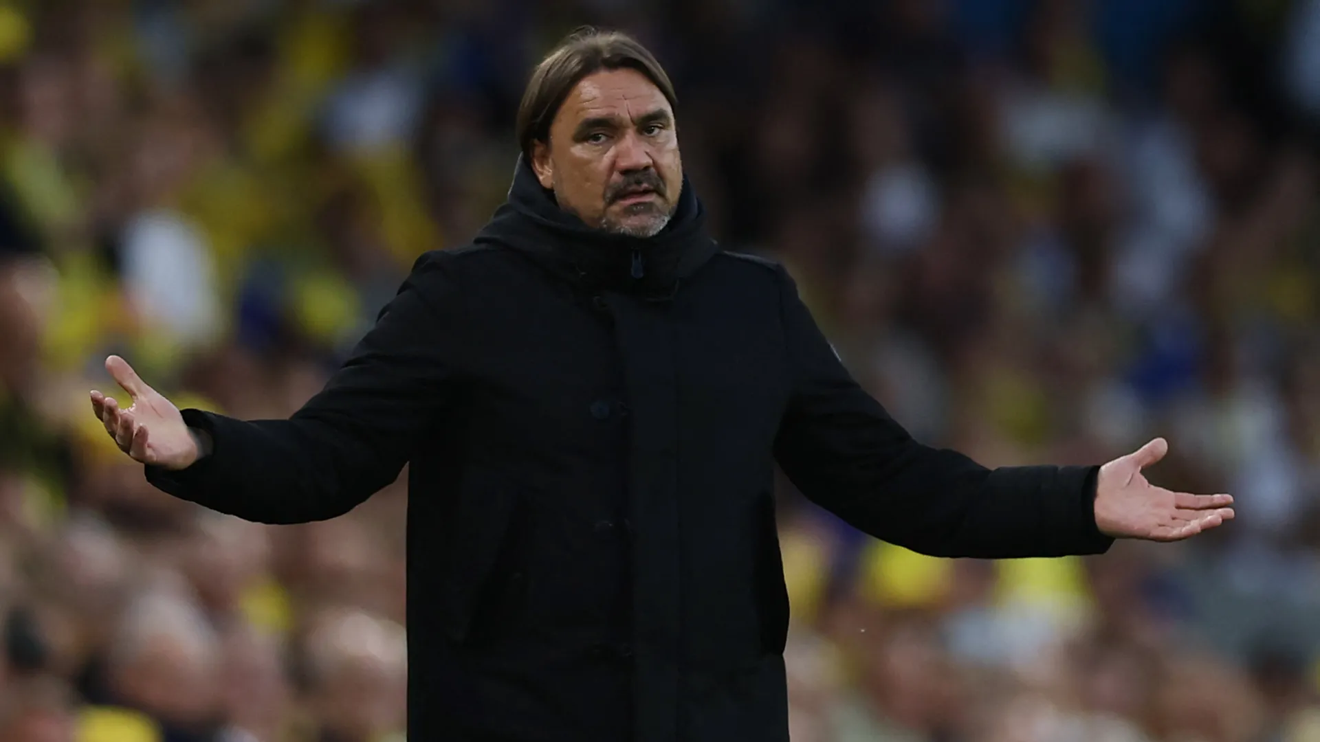 HLV Daniel Farke ăn mừng cùng cầu thủ Leeds United sau thành công tại Championship