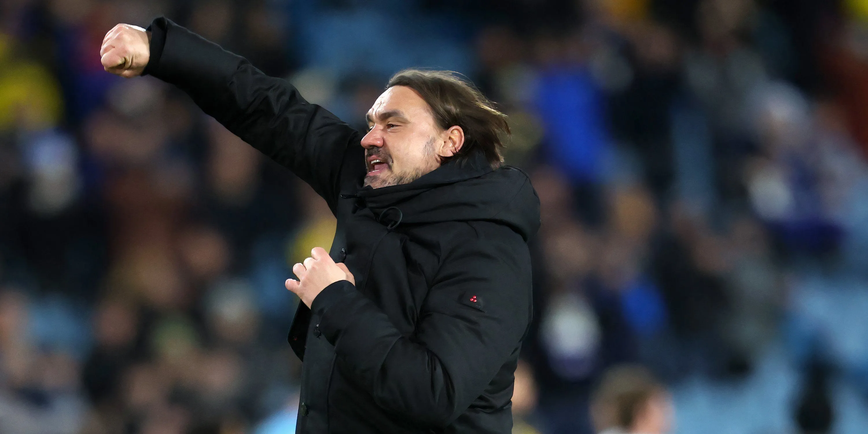 HLV Daniel Farke của Leeds United đang chỉ đạo trên sân