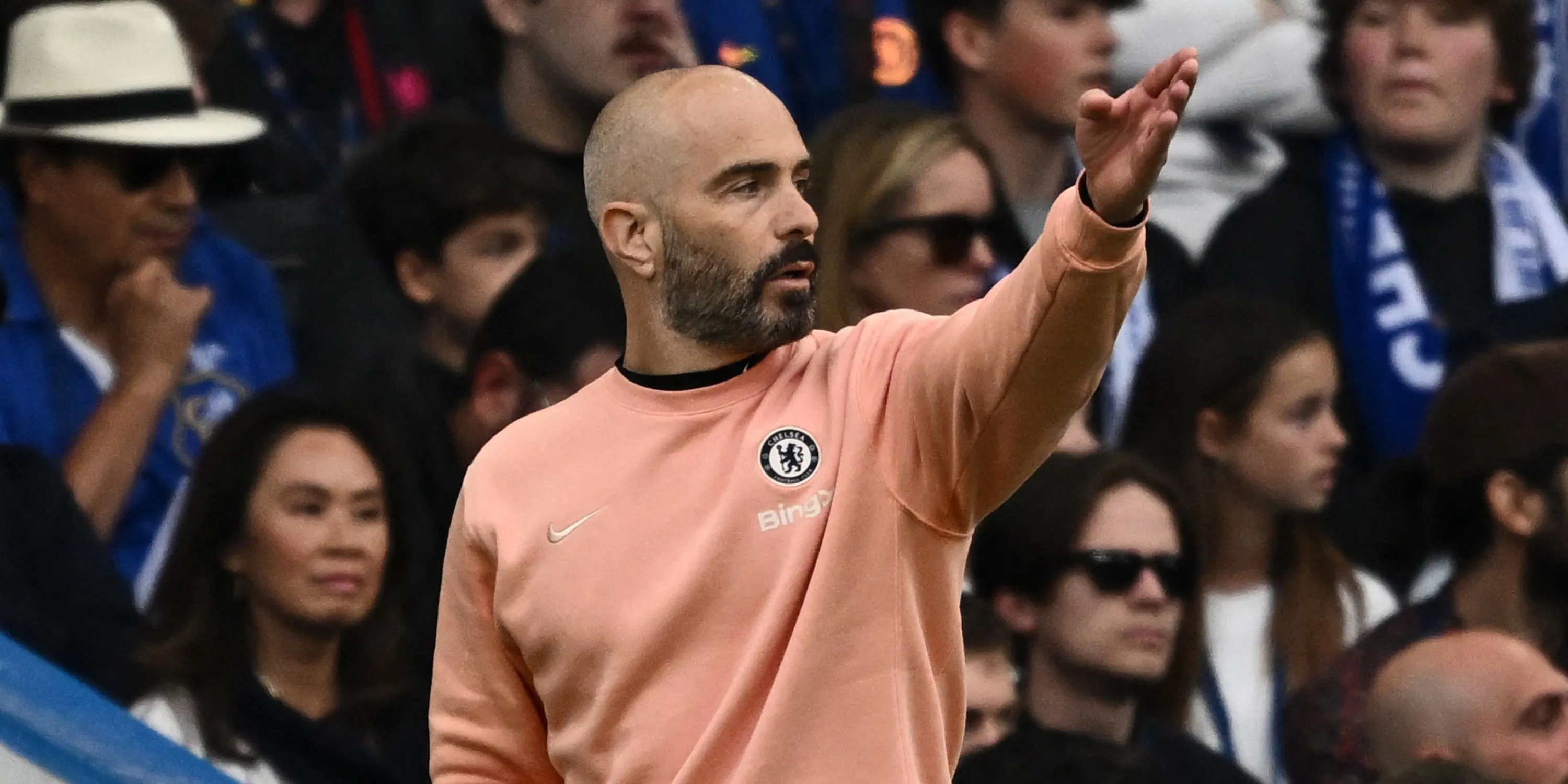HLV Enzo Maresca chỉ đạo Chelsea trong một trận đấu Premier League, hướng đến thành công ở Conference League.