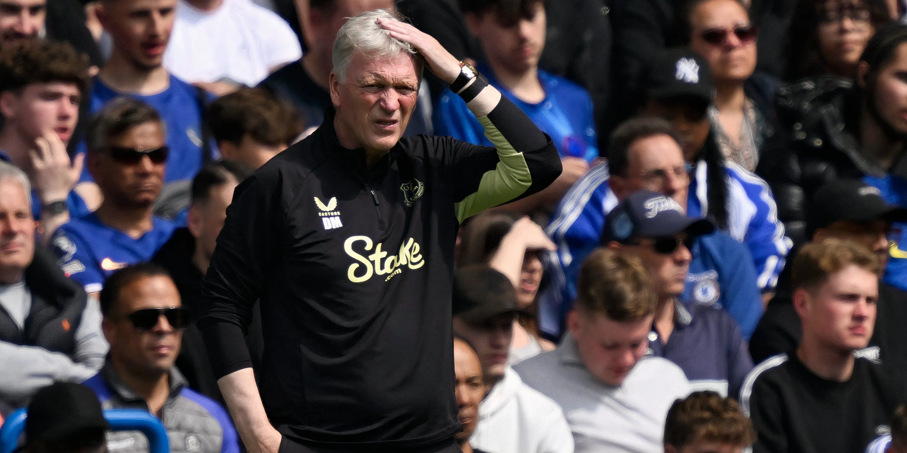HLV Everton David Moyes đang chỉ đạo trên sân