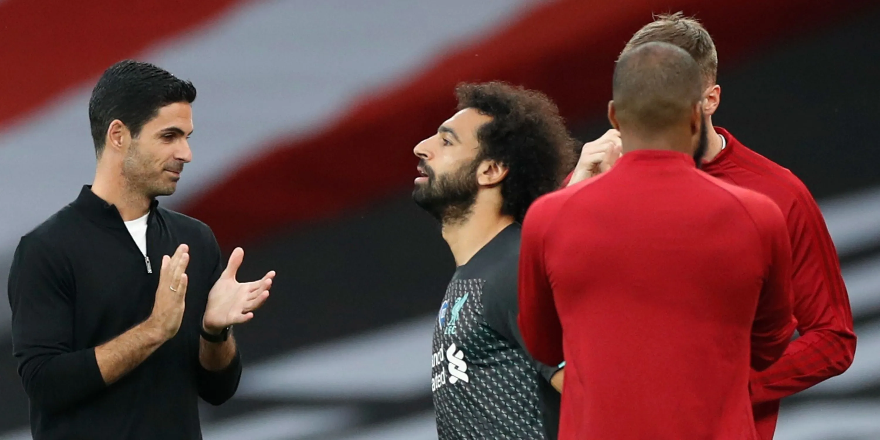 HLV Mikel Arteta của Arsenal và Mohamed Salah của Liverpool trong một khoảnh khắc đối đầu trên sân