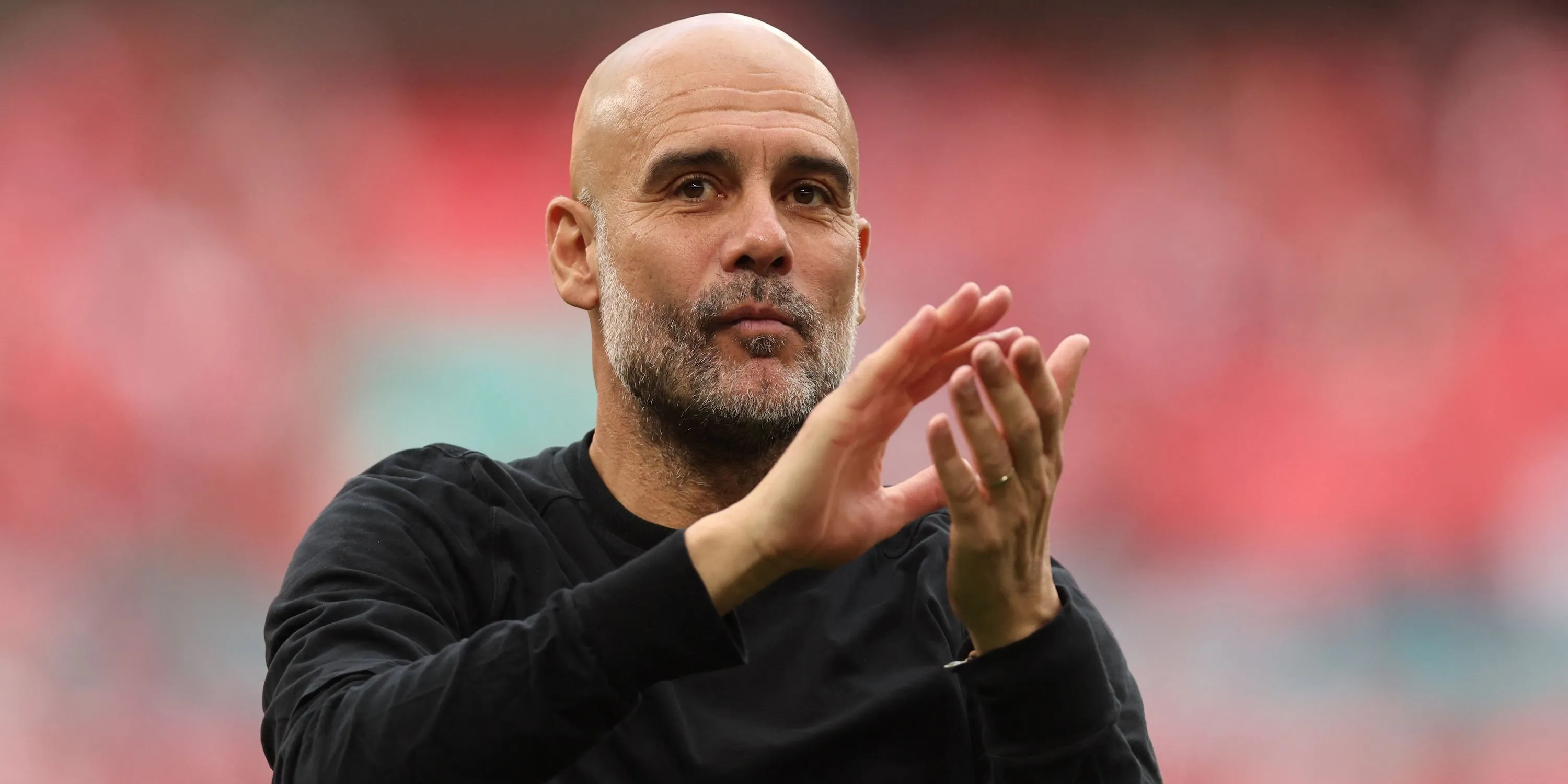 HLV Pep Guardiola của Manchester City vỗ tay cảm ơn người hâm mộ sau trận đấu