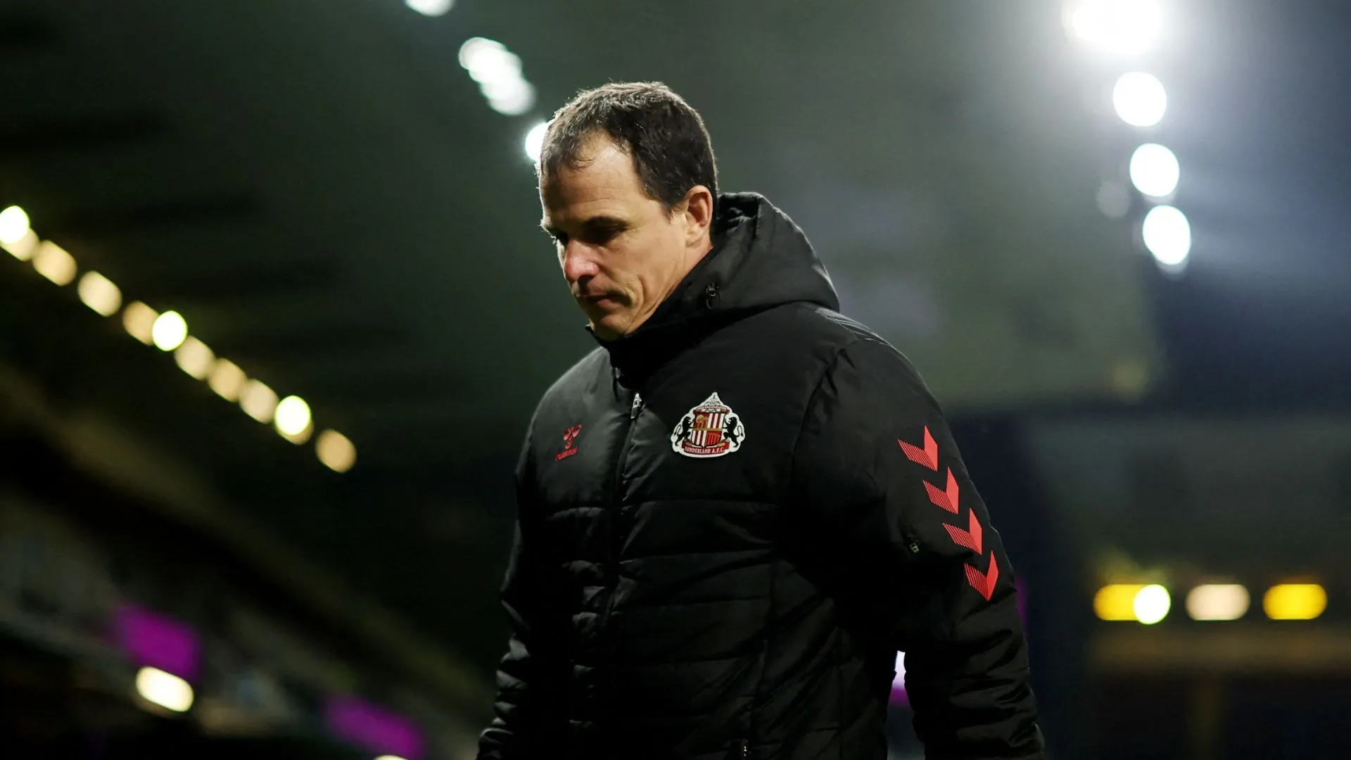 HLV Regis Le Bris của Sunderland đối mặt áp lực lớn trước loạt trận play-off Championship