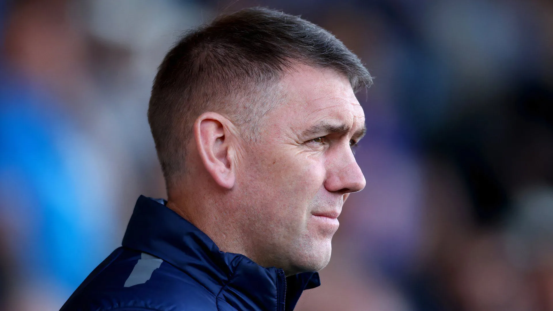 Huấn luyện viên Dave Challinor trong trận đấu của Stockport County