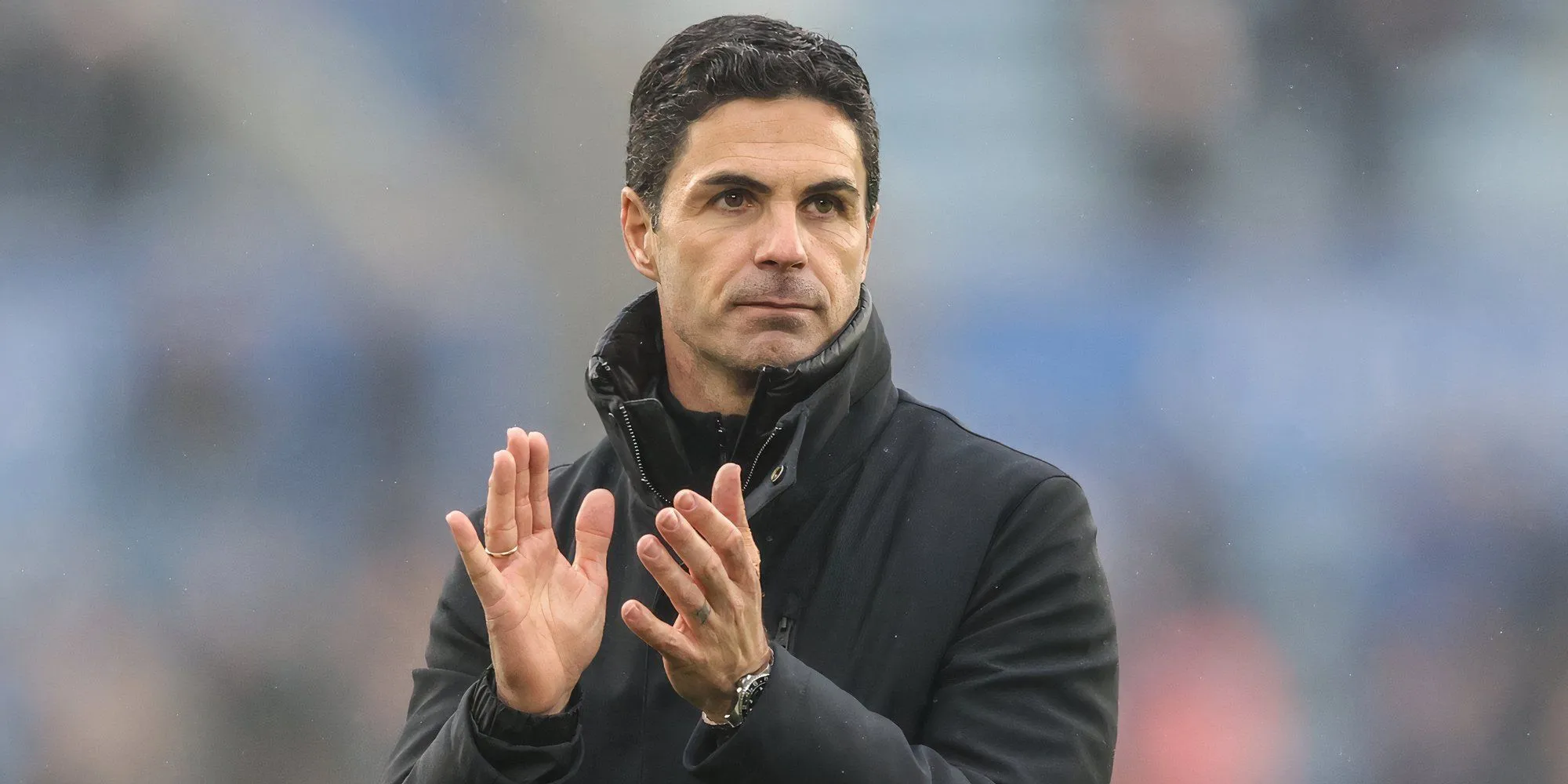 Huấn luyện viên Mikel Arteta của Arsenal vỗ tay trên sân cỏ