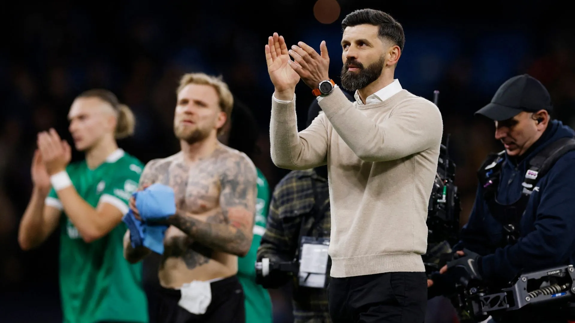 Huấn luyện viên Miron Muslic của Plymouth Argyle đang chỉ đạo