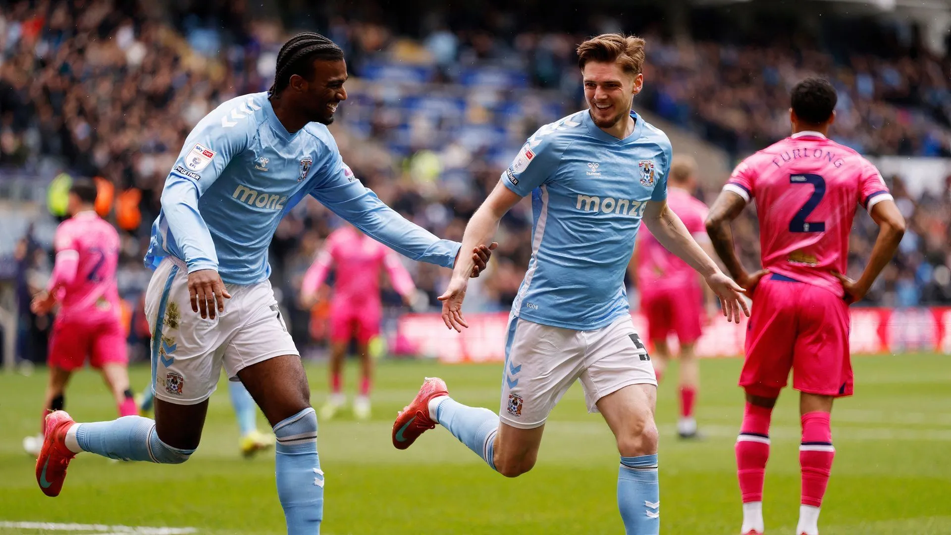 Jack Rudoni ăn mừng bàn thắng cho Coventry City trong trận đấu với West Bromwich Albion